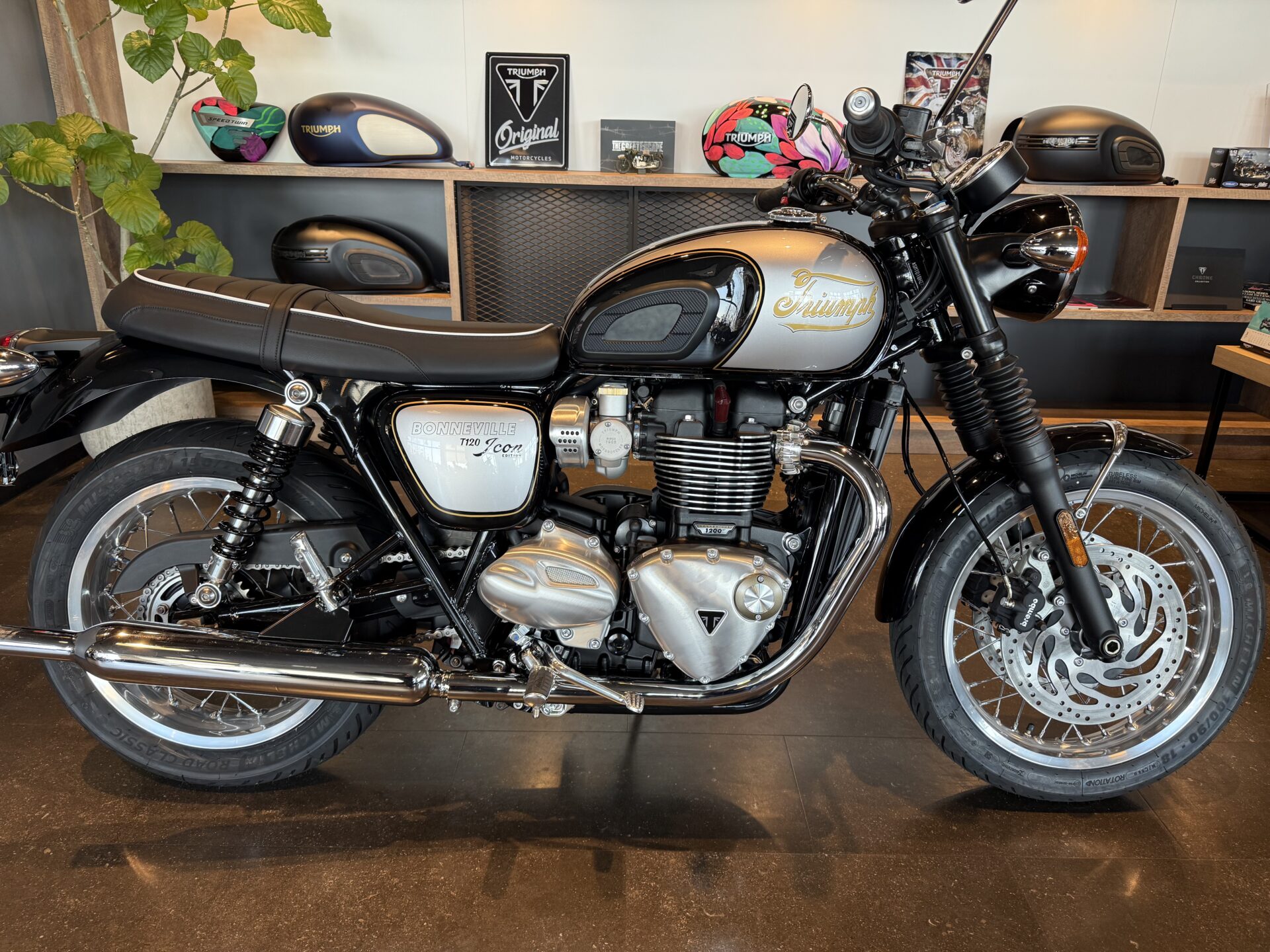 トライアンフ　ボンネビルT120　アイコンエディション
