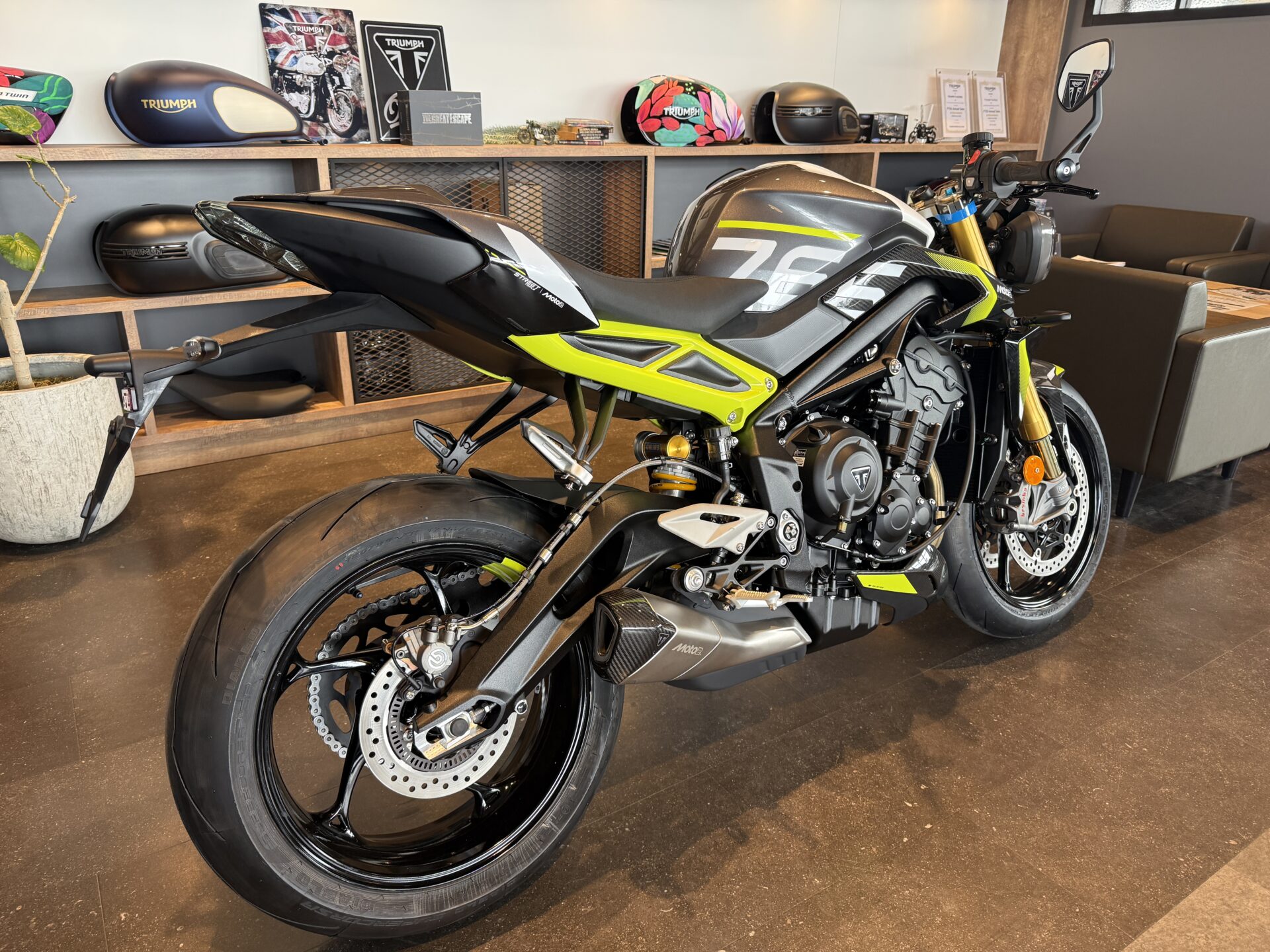 ストリートトリプルMoto２エディション