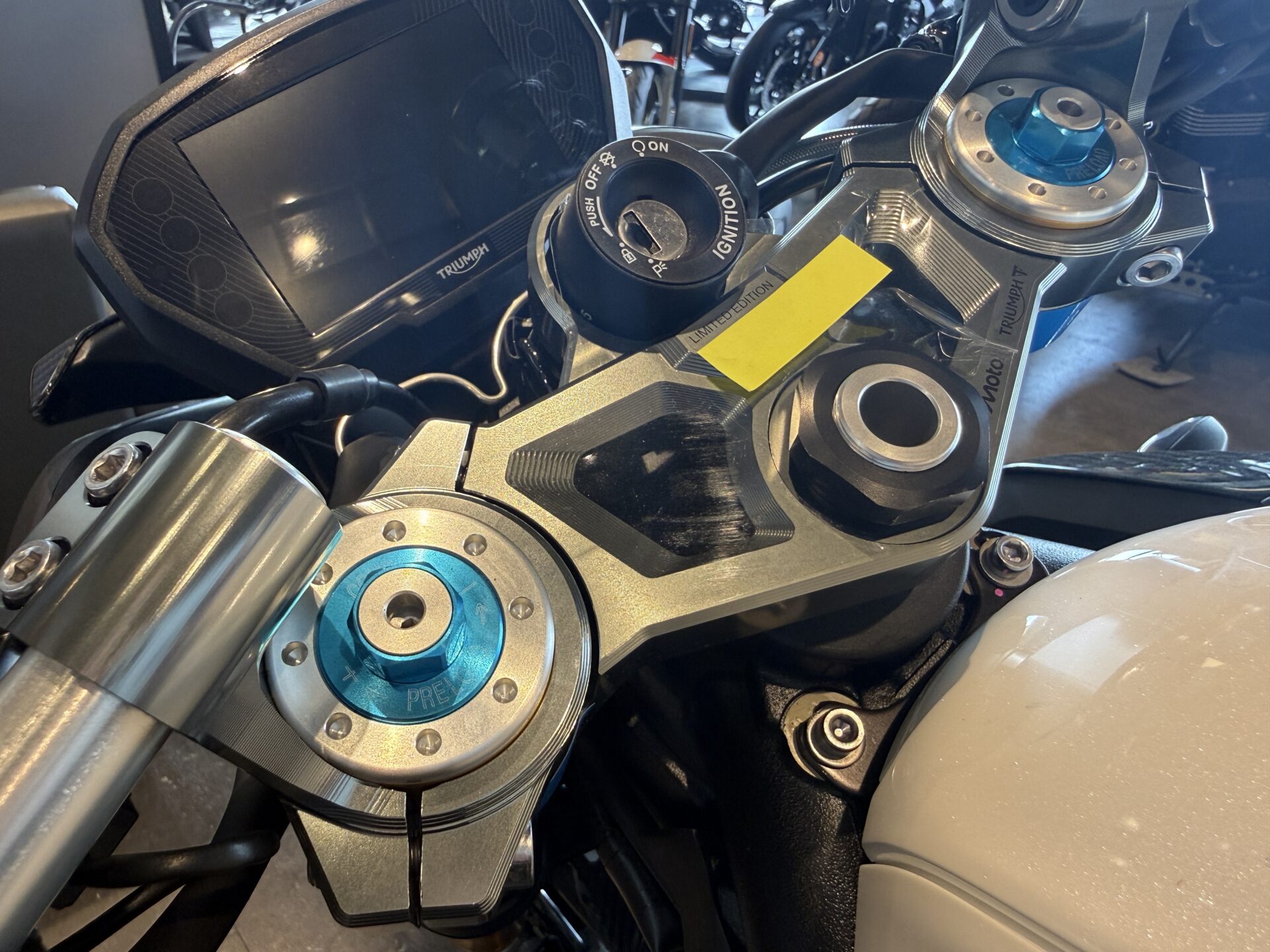 ストリートトリプルMoto2エディション