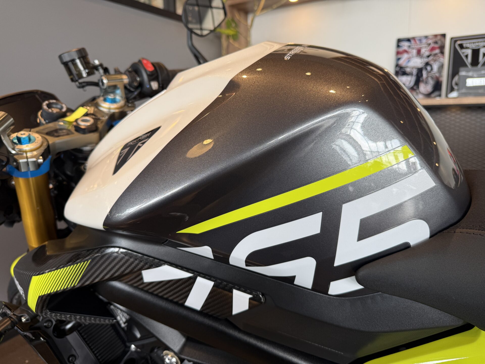 ストリートトリプルMoto２エディション